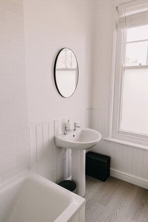 Douche, serviettes fournies, papier toilette
