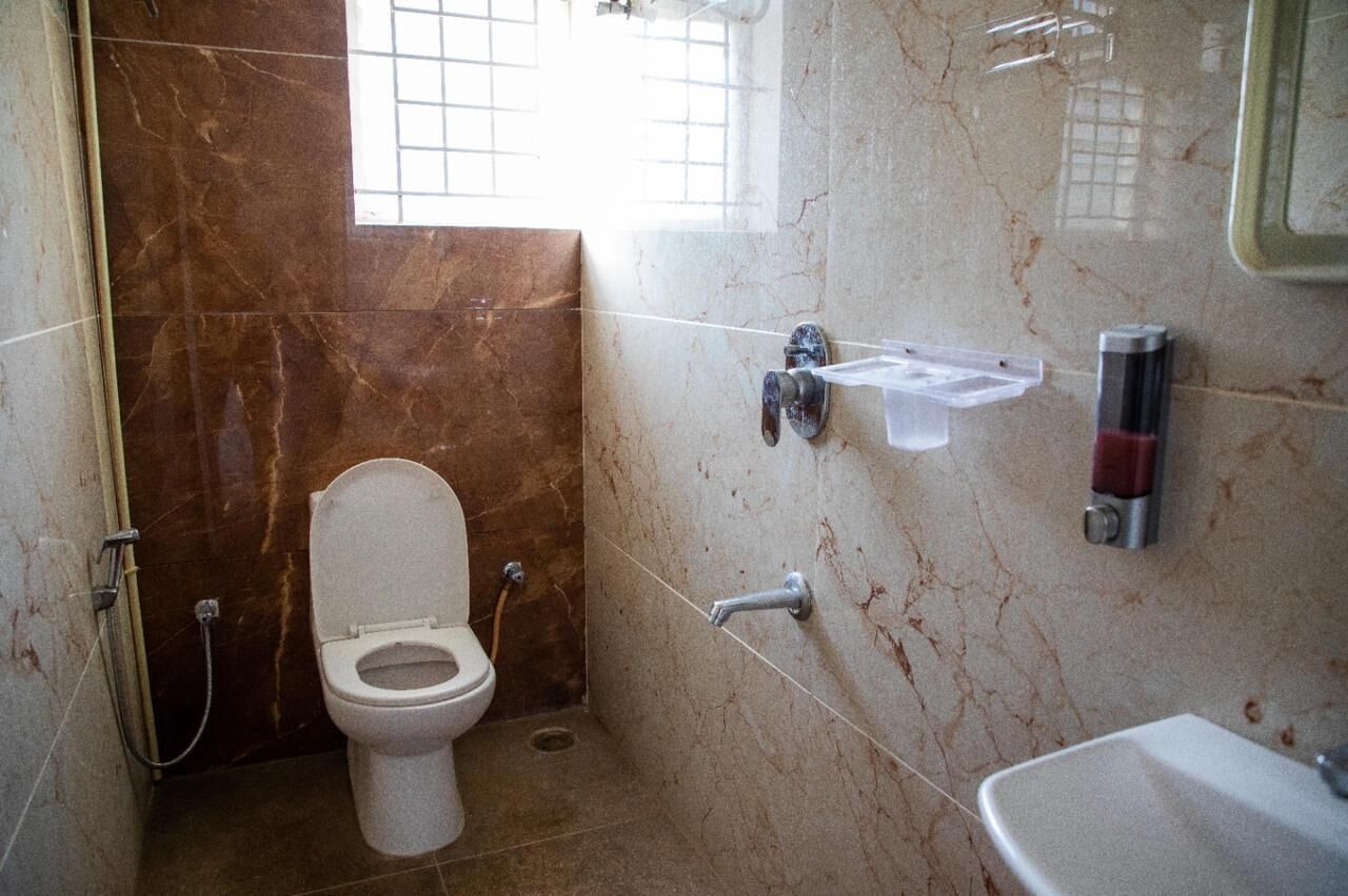 Ein Badezimmer mit Toilette, Waschbecken und Dusche.