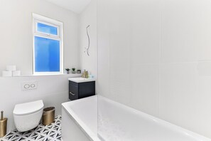 Toallas, jabón y papel higiénico