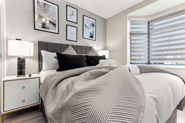 3 bedrooms, iron/ironing board, WiFi, bed sheets - Serene, Stylish, Spacious Brand New (London)