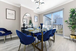Dining - Serene, Stylish, Spacious Brand New (London)