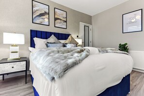 3 habitaciones, tabla de planchar con plancha, wifi y ropa de cama