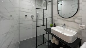 Haartrockner, Handtücher, Seife, Toilettenpapier