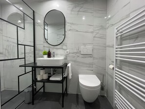 Haartrockner, Handtücher, Seife, Toilettenpapier
