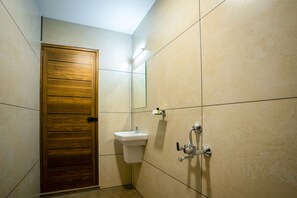 Kamar Double atau Twin Deluks | Kamar mandi | Shower, handuk, sabun, dan sampo