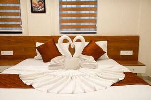 Free wired internet, bed sheets - Tagme Suites  (Kanayannur)