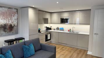 Køleskab, mikrobølgeovn, ovn, kogeplade