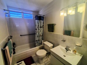 Eco-friendly toiletries, hair dryer, towels, soap - Ginger House. Charming 3-bedroom townhome, fast WiFi, A/C in enchanting Rincón (Rincón)