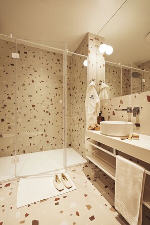 Habitación doble Confort, balcón, vista al jardín | Baño | Regadera, secadora de cabello, batas, toallas