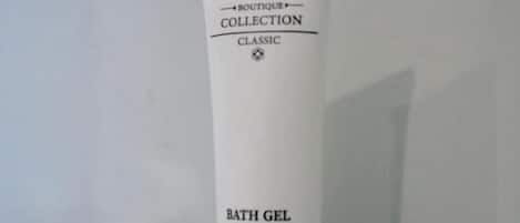 Un tubo de gel de baño sobre una superficie reflectante.