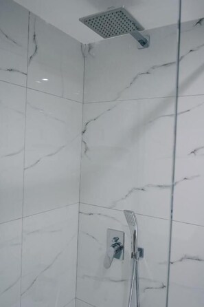 Shower, free toiletries, hair dryer, towels - Ufo Rooms City Center (Tirana)