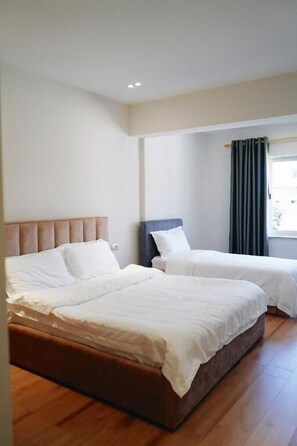 Desk, free WiFi - Ufo Rooms City Center (Tirana)