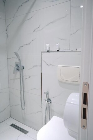 Douche, articles de toilette gratuits, sĂšche-cheveux