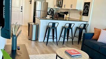 TV, peis og kontorer