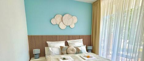 1 chambre, bureau, fer et planche à repasser, lit parapluie