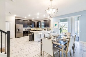 Villa, 6 Bedrooms | Dining
