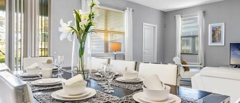 Villa, 6 Bedrooms | Dining
