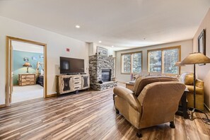 Living area - 5023 Gateway 2 Bedroom Condo (Keystone)