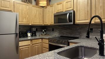 Kondominium, 2 kamar tidur | Dapur pribadi | Lemari es, oven, mesin pembuat kopi/teh, dan ketel listrik