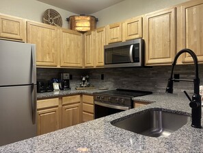 Condo, 2 chambres | Cuisine privée | Réfrigérateur, un four, cafetière-théière, bouilloire électrique