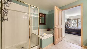 Condo, 2 Bedrooms | Bathroom | Towels, shampoo