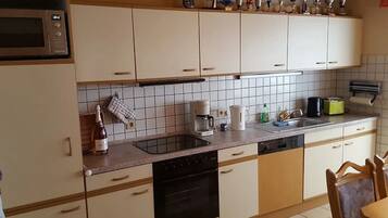 Kühlschrank, Mikrowelle, Herdplatte, Geschirrspüler