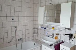 Haartrockner, Handtücher, Seife, Toilettenpapier