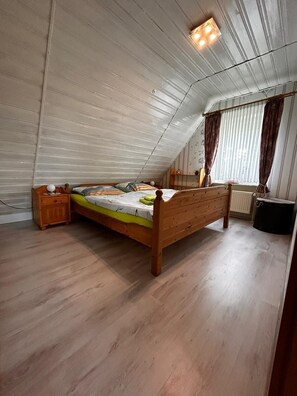 3 quartos, cofres nos quartos, escrivaninha