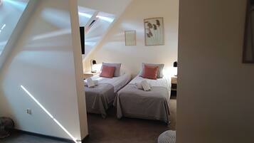 Classic-Dreibettzimmer, 3 Einzelbetten, Nichtraucher, Seeseite | Schallisolierte Zimmer, kostenloses WLAN, Bettwäsche