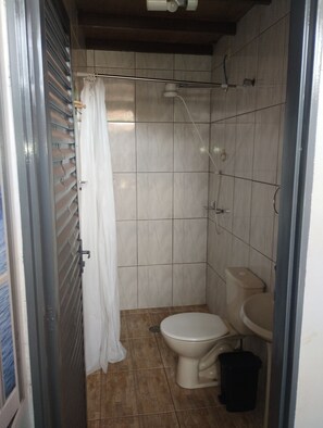 Shower, toilet paper - Alemar Refuge  (Ribeirão Preto)
