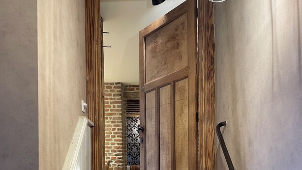 A wooden staircase with a metal handrail leading to a door with a metal handle. - Le grand Second, charming gîte for 5 people near Spa town center. (Spa)