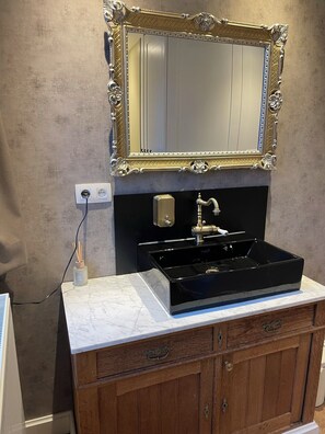 Douche, sèche-cheveux, serviettes fournies, savon