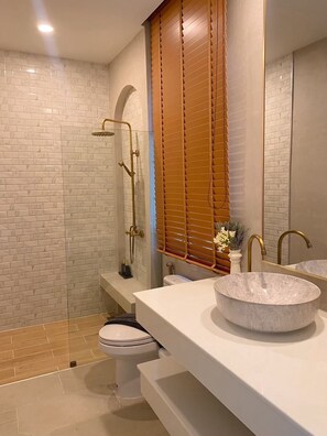 Biệt thự dành cho gia đình, quang cảnh hồ bơi | Phòng tắm
