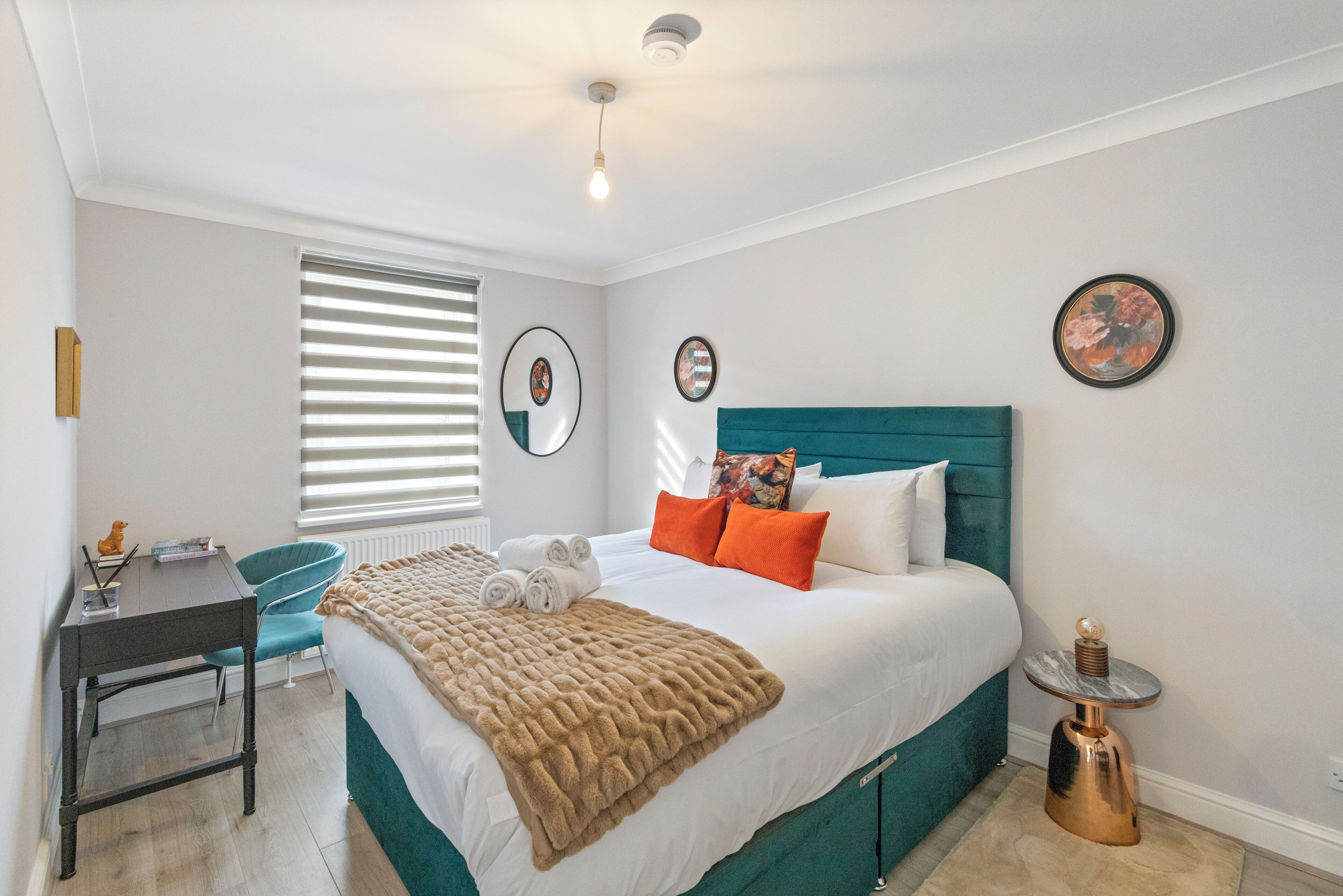 3 habitaciones, tabla de planchar con plancha, wifi y ropa de cama 