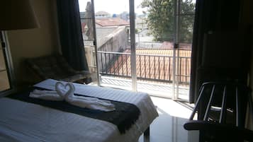 Habitación doble Deluxe, balcón, vista a la montaña | Caja de seguridad en la habitación y wifi gratis