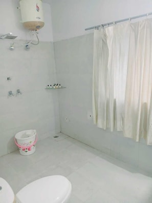 Pantuflas, toallas, jabón, shampoo
