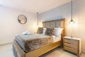 3 slaapkamers, een strijkplank/strijkijzer, wifi, beddengoed