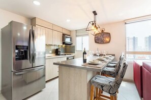 Een koelkast, een magnetron, een oven, een kookplaat