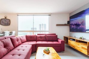 TV, fireplace, video games - Luxe Apartment: By Medellín, Park, Dining, Nightlife, Fast WiFi & Self Check-in (Sabaneta)