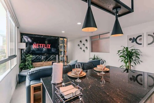 Lux Penthouse: By Medellín, Great Dining, Nightlife, Fast Wifi & Self Check-in