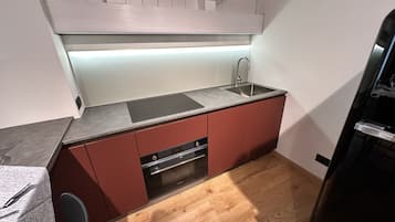 KĂŒhlschrank, Mikrowelle, Ofen, Herdplatte