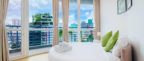 Appartement Deluxe, 2 chambres, 2 salles de bains, vue ville | 1 chambre, matelas mémoire de forme, coffres-forts dans les chambres