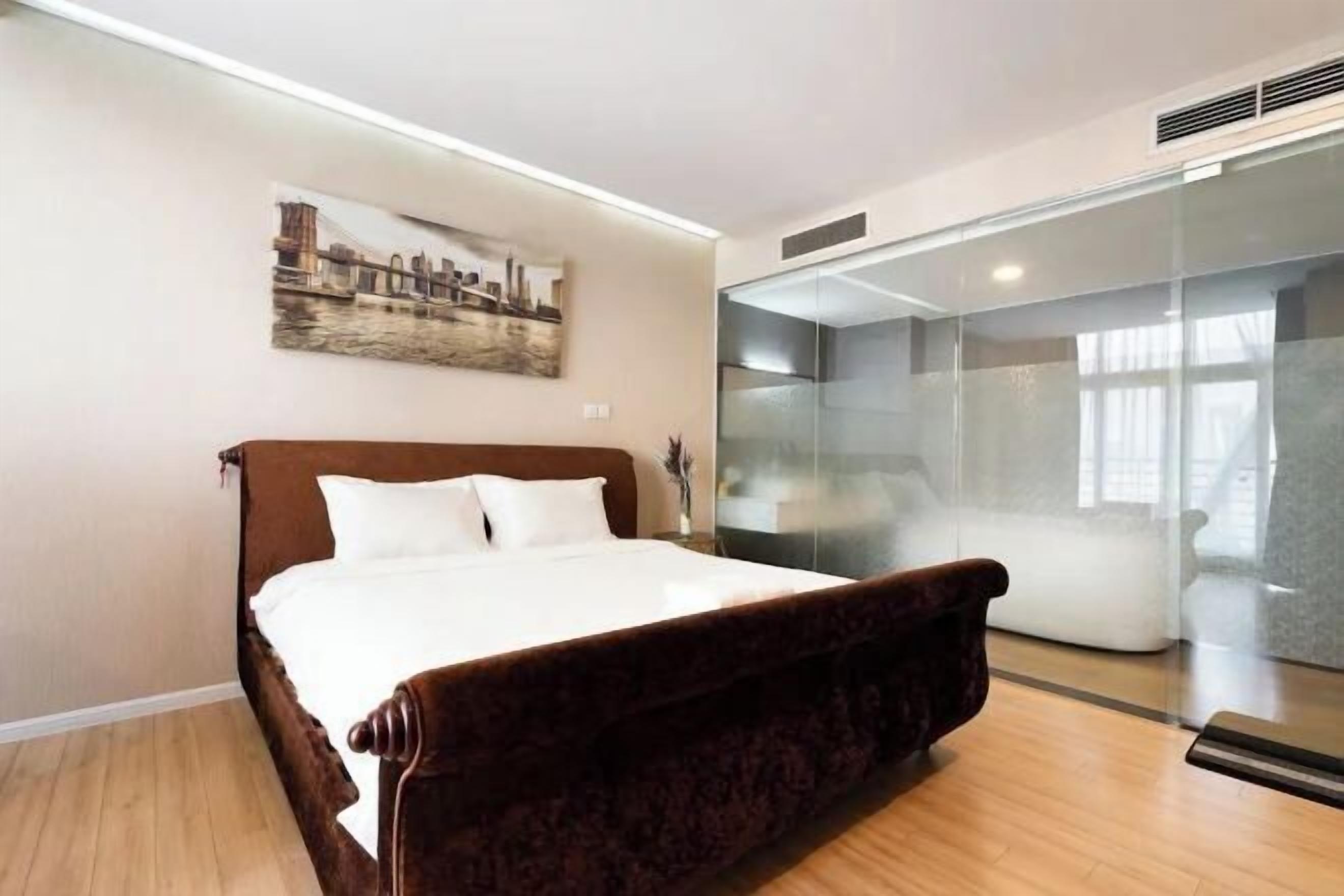 Memory foam beds, in-room safe, desk, laptop workspace