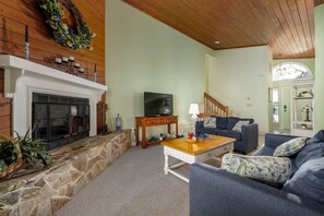 Smart TV, fireplace, books - LARGE WATERFRONT HOME IN QUIET NEIGHBORHOOD IN OCEAN PINES (Ocean Pines)