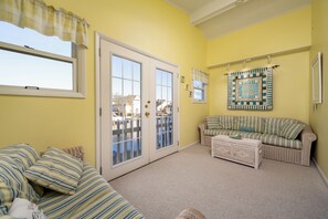 Smart-TV, Kamin, Bücher