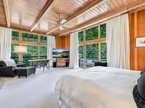 4 chambres, bureau, fer et planche à repasser, lit de bébé portatif