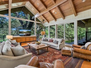 Téléviseur connecté, foyer, jeux vidéo, lecteur de DVD