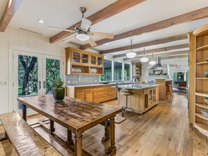 冷蔵庫、電子レンジ、オーブン、コンロ