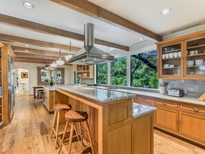 冷蔵庫、電子レンジ、オーブン、コンロ