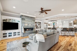 Smart TV, fireplace, books, stereo